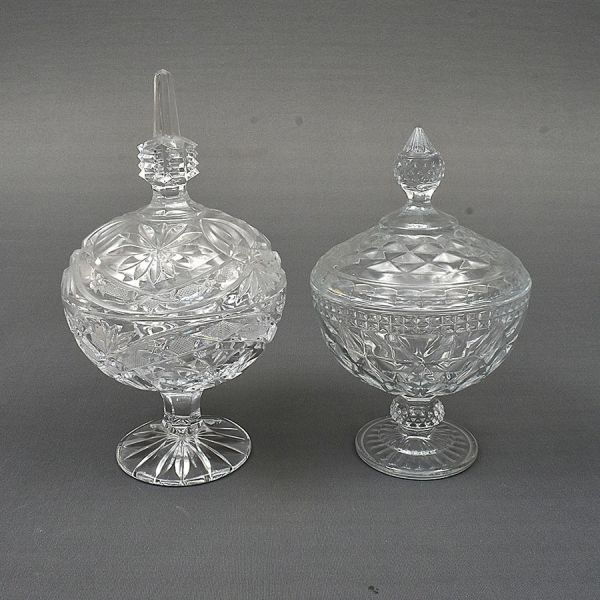 Duas compoteiras de cristal europeu ricamente lapidadas, uma com elementos geométricos e outra floral. Alt. 28 e 23 cm.