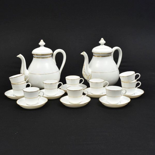 Aparelho de porcelana francesa na cor branca com frisos dourados. Composto de 2 bules e 10 xícaras com pires de café.