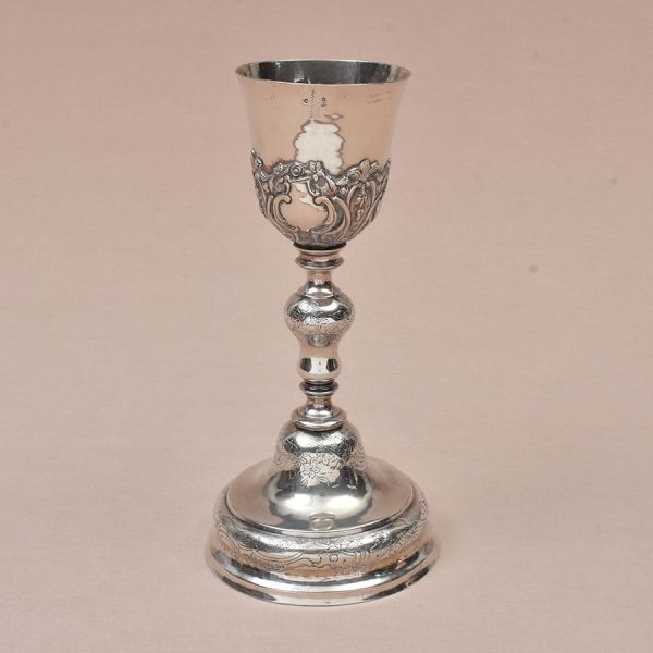 Cálice de prata europeia todo decorado com flores e motivos de acantos lavrados e cinzelados. Alt. 25 cm. Peso: 455g.