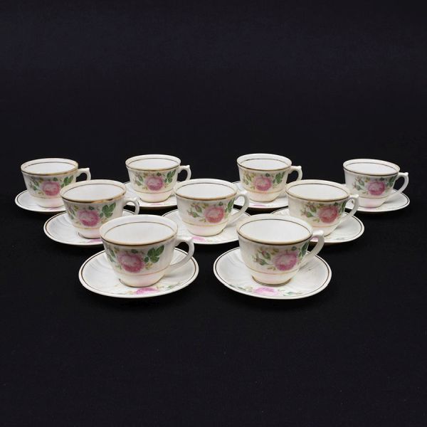 Monte Alegre. Conjunto de 9 xícaras com pires de café em porcelana decorado com rosas sobre fundo branco. Alt. 6 cm.