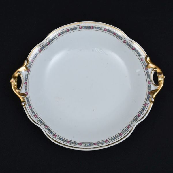 Limoges. Prato para doce de porcelana francesa na cor branca, borda decorada com flores em policromia. Diam. 23 cm.