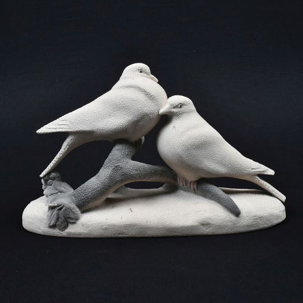 Sevres. Escultura francesa Art Deco `Pigeons` em cerâmica craquele em tom de bege. Med. 24 x 40 x 14 cm (A x L x P)