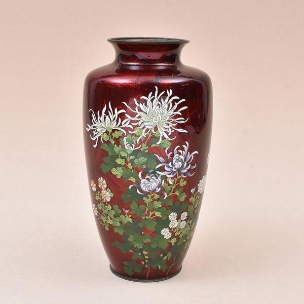 Vaso chinês em laca vitrificada na cor rubi decorado com flores em policromia. Alt. 31 cm. Apresenta um lascadinho.