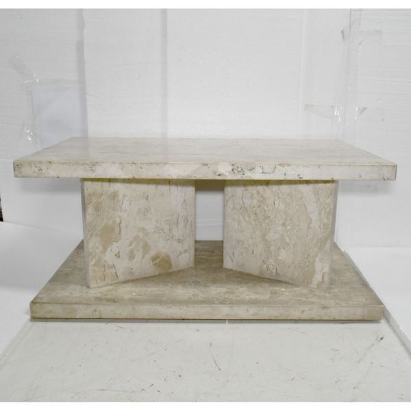 Mesa toda em mármore cinza. Tampo reto retangular com base em tripé também reto. Med. 46 x 100 x 55 cm (A x L x P)