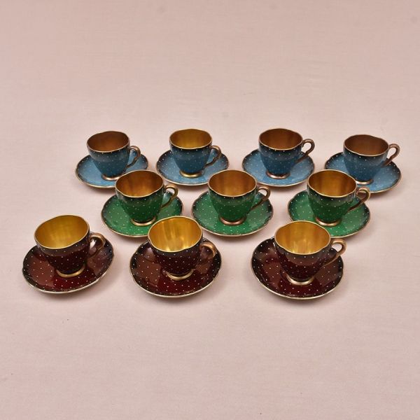 Dez xícaras com pires de café de porcelana inglesa em tom de verde, azul e rubi com poá branco e frisos dourados.