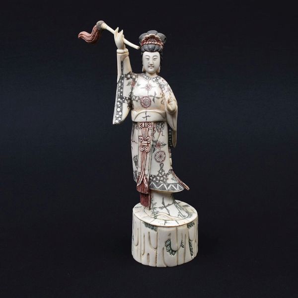 Grande estatueta de marfim chinês cerca de 1940 com detalhes em policromia representando uma gueixa. Alt. 36 cm.