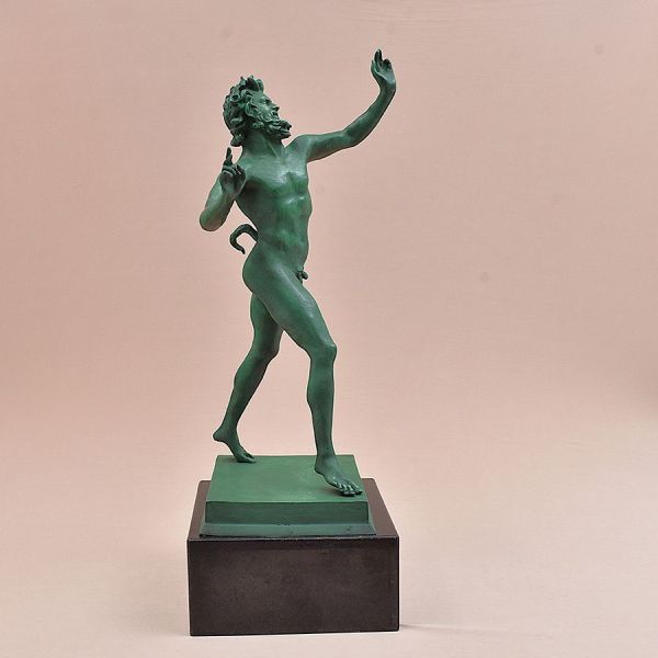 Escultura de bronze patinado na cor verde representando figura de fauno de Pompeia. Base de mármore. Alt. 88 cm.