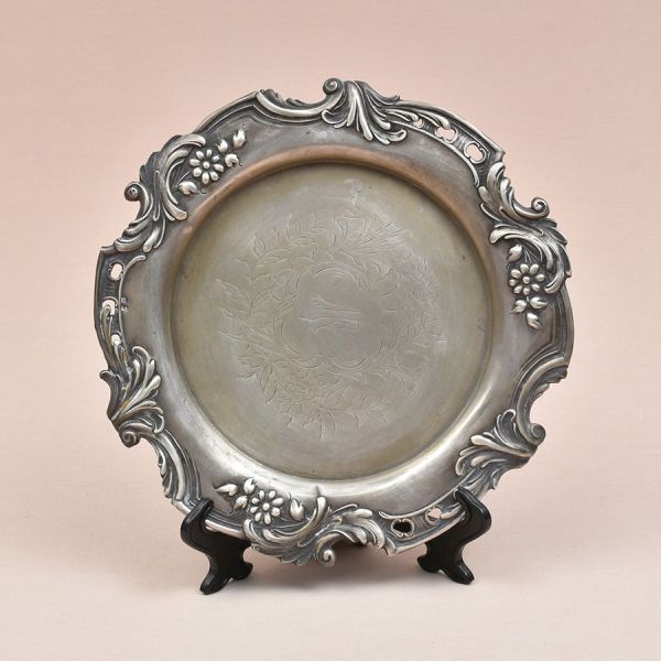 Salva Art Nouveau de prata portuguesa contraste Javali II. Cinzel de flores e acantos. Diam. 31 cm. Peso: 455g.
