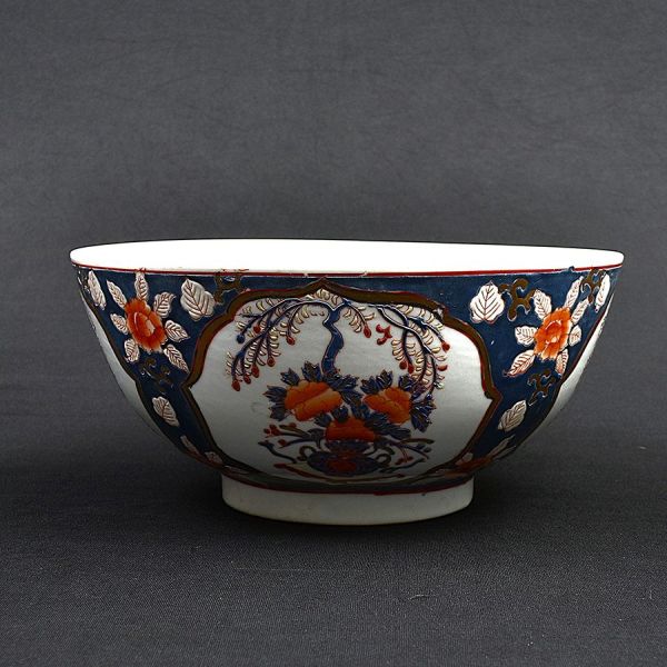 Bowl de porcelana chinesa decoração ao gosto Imari em rouge de fer e azul com flores. Alt. 14 cm e diam. 30 cm.