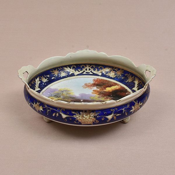 Floreira de porcelana japonesa Noritake decorado com paisagem lacustre em policromia. Alt. 8 cm e diam. 25 cm.