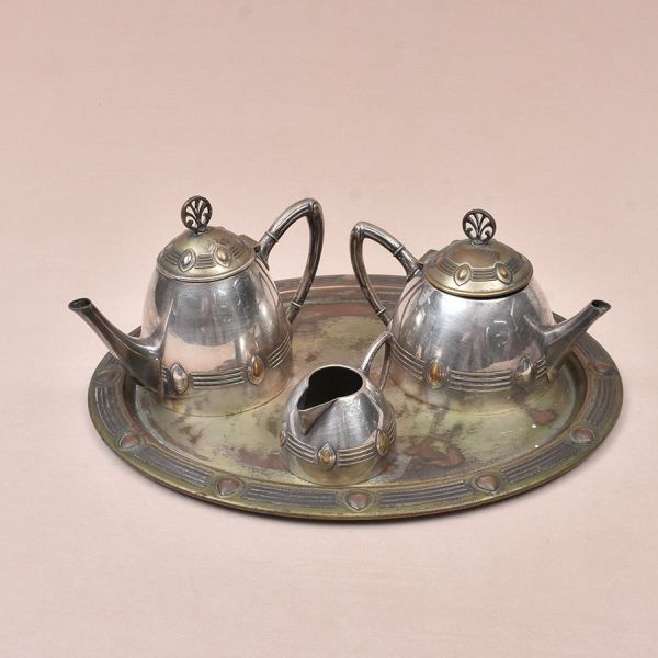 WMF. Aparelho de chá e café Art Deco cinzelado em frisos. Composto de bules de chá, café, leiteira e bandeja.