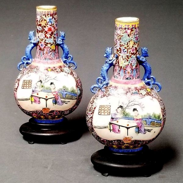 Par de ânforas chinesas em rica policromia decorado com figuras e flores. Base de madeira. Alt. total 20 cm.