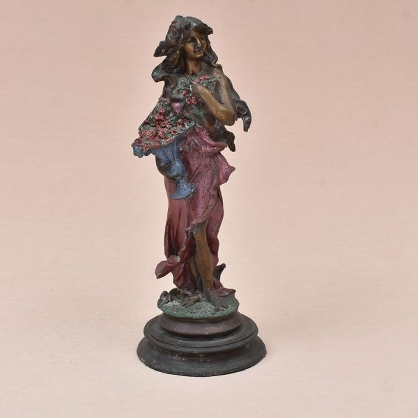 Escultura europeia Art Nouveau de bronze patinado cerca de 1900 representando mulher com flores. Alt. 30 cm.