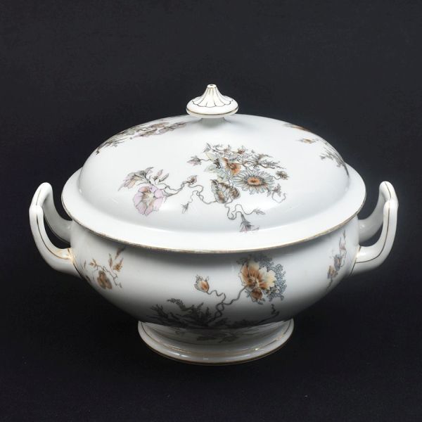 Sopeira de porcelana francesa decoradas com flores em policromia. Frisos dourados. Alt. 22 cm e diam. 24 cm.