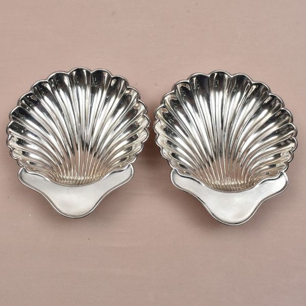 Mappin & Webb. Par de bombonieres inglesas em silver plated em formato de concha moldadas. Med. 24 x 21 cm.