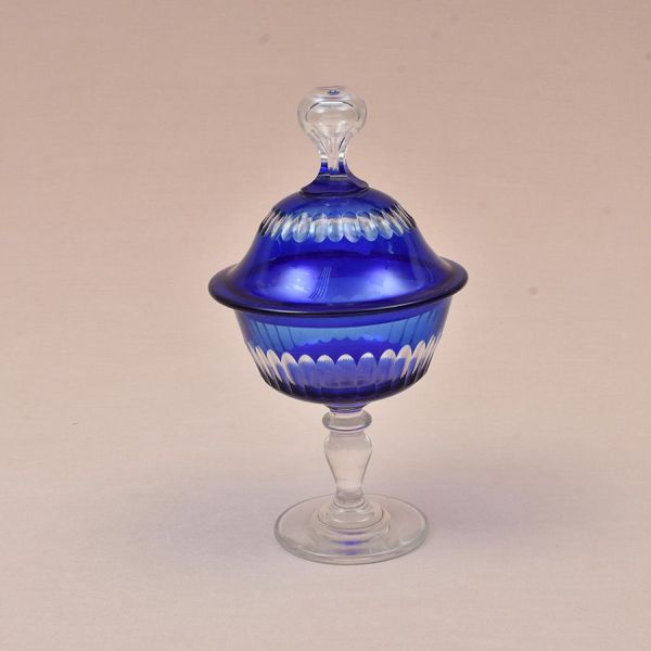 Compoteira de cristal europeu overlay em azul com lapidação em sulcos translúcidos. Base lisa. Alt. 28 cm.