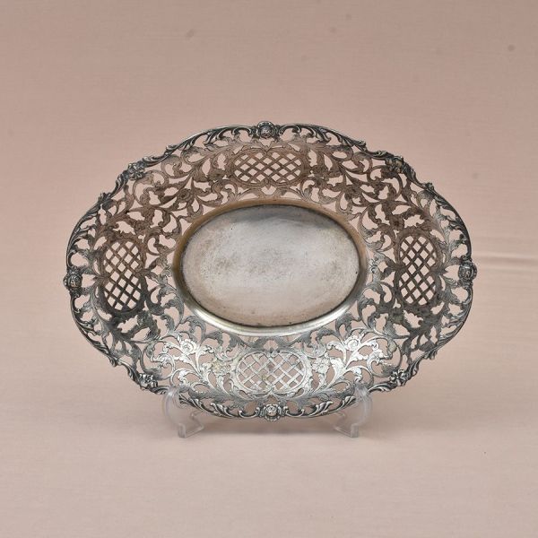 Cesta Art Nouveau de prata austro-húngara trabalhada em guirlandas e flores. Med. 26 x 36 cm. Peso: 575g.