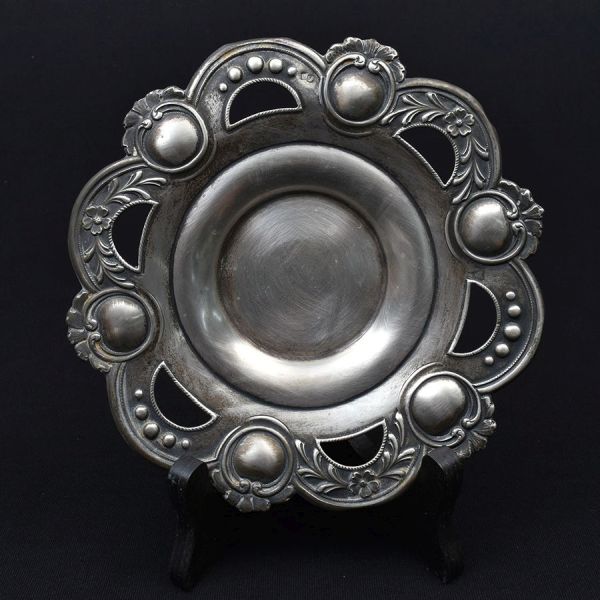 Salva de prata portuguesa contraste Javali. Borda cinzelada com flores e volutas. Diam. 19 cm. Peso: 95g.