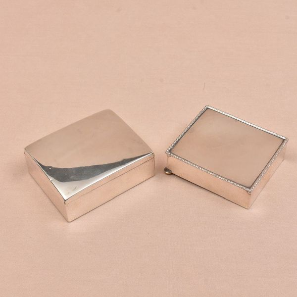 Duas caixinhas de prata europeias lisas. Med. 8 x 10 cm e 8 x 9 cm. Interior em madeira. Peso bruto 365g.