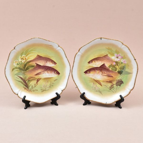 Par de grandes pratos franceses de porcelana de Limoges decoração com peixes em policromia. Diam. 31 cm.