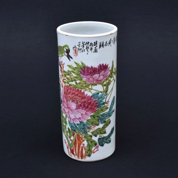 Vaso de porcelana chinesa na cor branca decorado em rica policromia floral com pássaro. Alt. 28 cm.