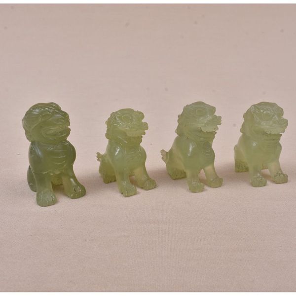 Quatro esculturas chinesa do sec. XIX em jade verde entalhada representando cães de fó. Alt. 5 cm.