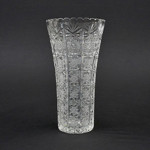 Vaso de cristal europeu translúcido lapidado com elementos geométricos. Alt. 30 cm e diam. 16 cm.