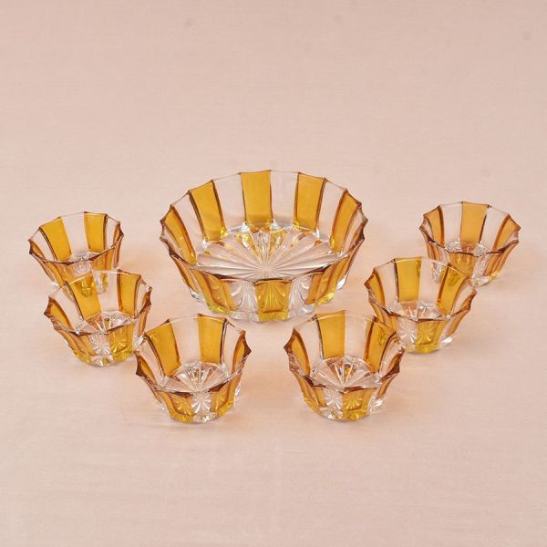 Fruteira com seis bowls de cristal translúcido intercalado em feixes amarelos. Diam. 21 e 10 cm.