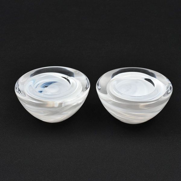 Kosta Boda. Par de cinzeiros de vidro de Murano na cor branca de formato redondo. Diam. 11 cm.