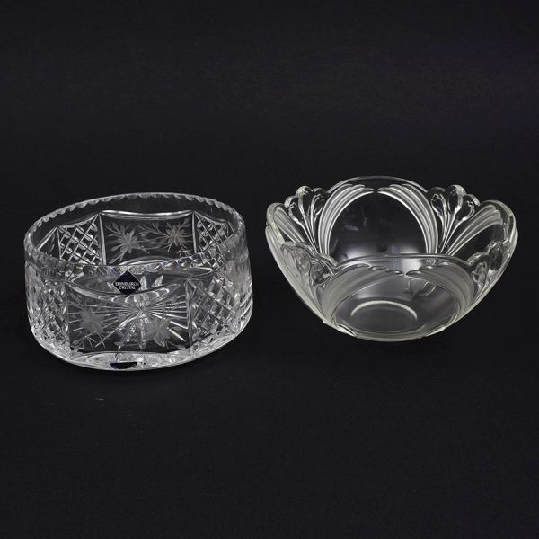 Dois centros de mesa de cristal e grosso cristal lapidados. Alt. 10 cm e diam. 19 cm e 22 cm.
