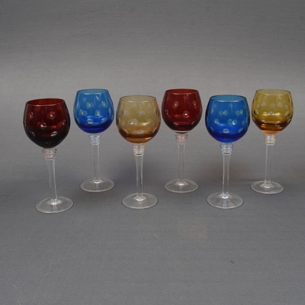 Seis taças europeias de cristal coloridos lapidação esférica. Haste translúcida. Alt. 21 cm.