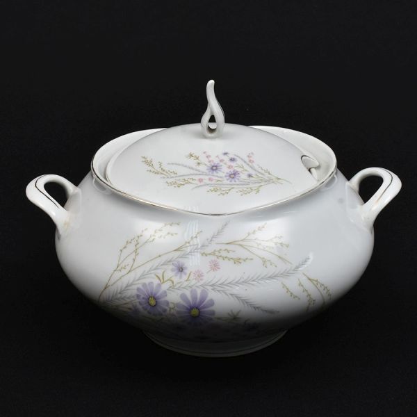 Sopeira de porcelana na cor branca decorada com delicadas flores em policromia. Alt. 22 cm.