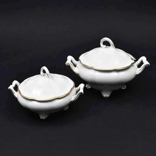 Sopeira e legumeira de porcelana polonesa na co9r branca com friso dourado. Alt. 22 e 19 cm.
