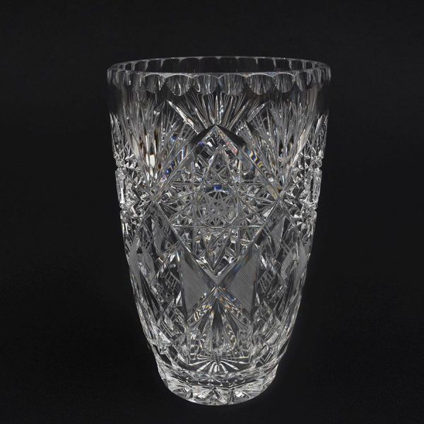 Vaso de cristal europeu em bela lapidação em motivos geométricos. Alt. 20 cm e diam. 12 cm.