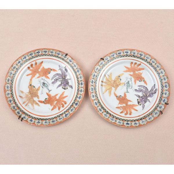 Par de pratos de porcelana chinesa em policromia decorados com quatro carpas. Diam. 18 cm.