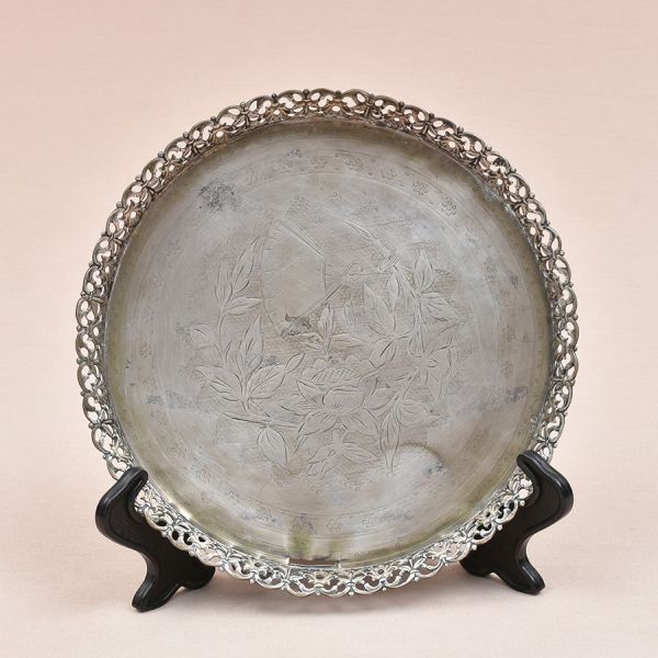 Salva de prata portuguesa contraste Javali II. Decoração floral. Diam. 22 cm. Peso: 245g.