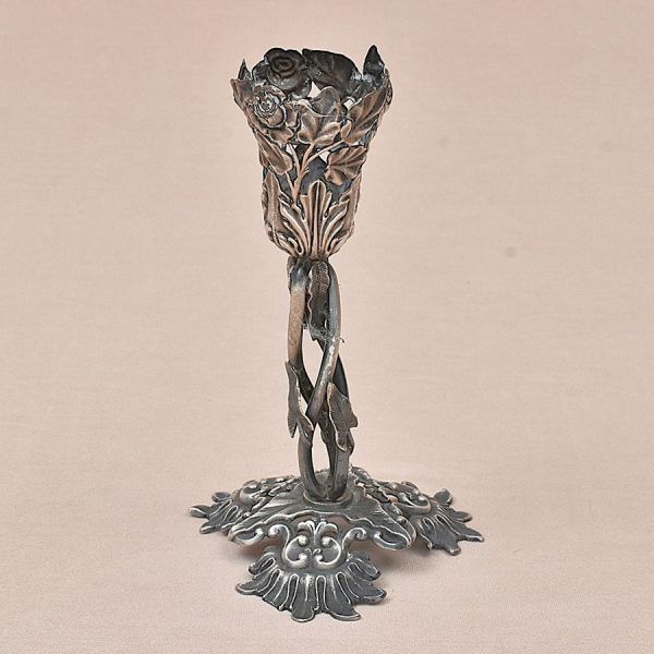 Paliteiro de prata brasileiro cinzelado com volutas e folhagens. Alt. 16 cm. Peso: 140g.