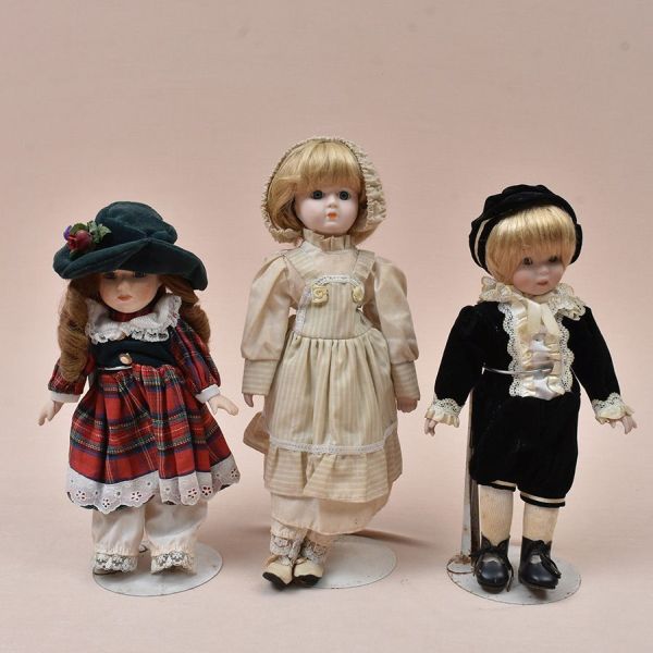 Três bonecos com rosto e mãos de biscuit, duas meninas e um menino . Alt.30, 30 e 35 cm.