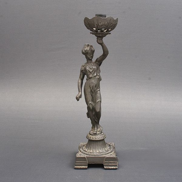 Escultura luminária europeia em petit bronze representando figura feminina. Alt. 50 cm.