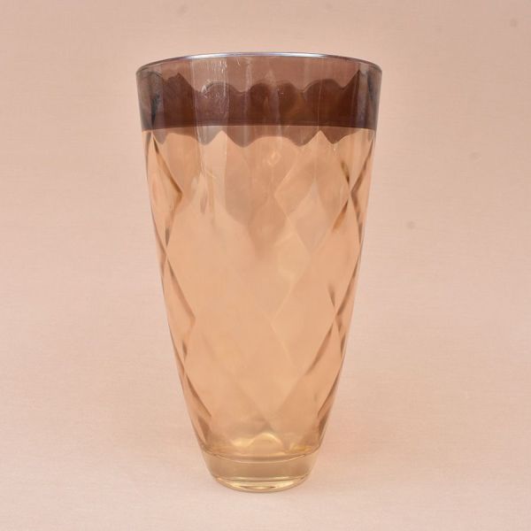 Vaso de cristal na cor âmbar com borda em friso com tonalidade mais escuro. Alt. 30 cm