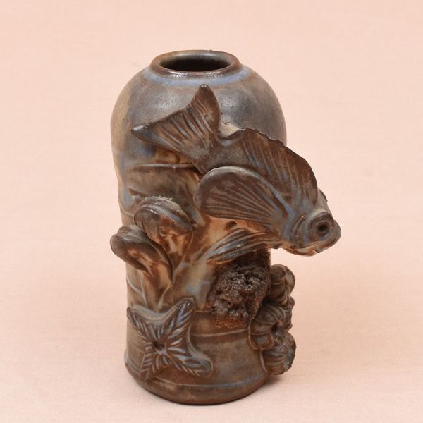 Vaso em cerâmica em tom de ocre azulado com decoração de peixes em relevo. Alt. 14 cm.