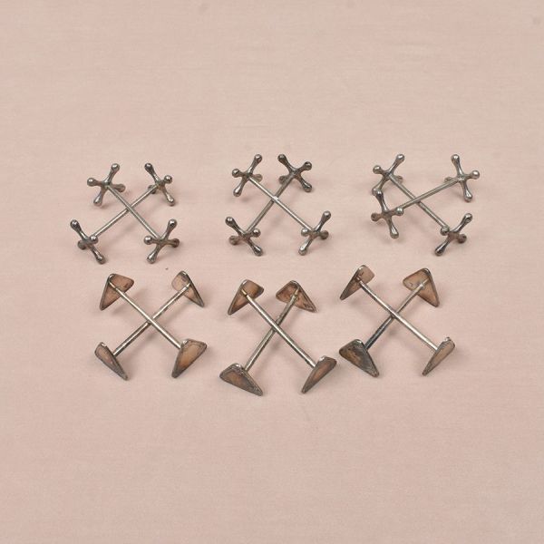 Doze suporte de talheres em dois modelos de seis cada em metal prateado. Comp. 8 cm.