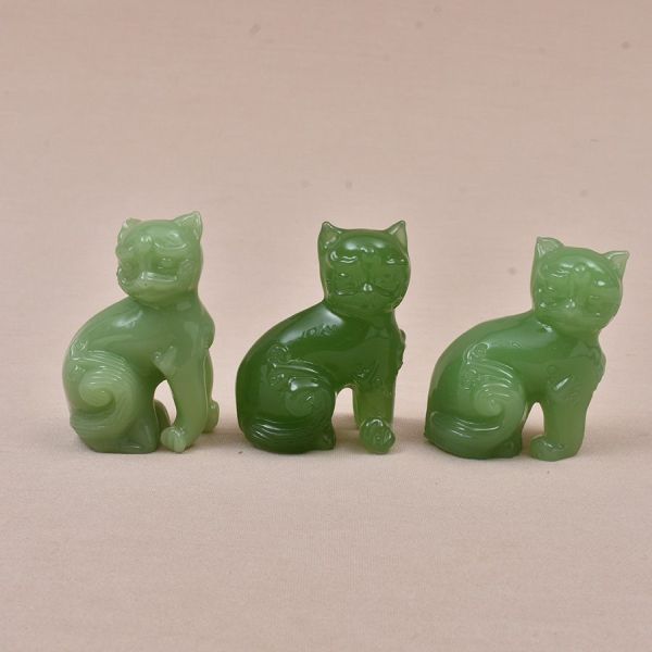 Três esculturas chinesas em jade verde entalhadas representando gatinhos. Alt. 7 cm.