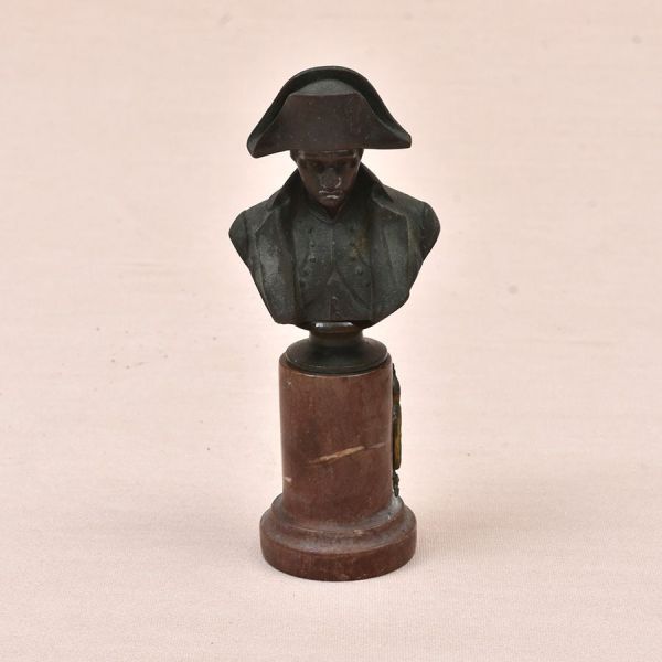 Peso de papel francês de bronze representando Napoleão. Base de mármore. Alt. 13 cm.