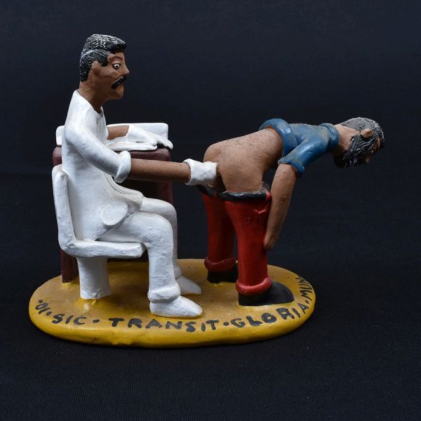 Carmélia. Arte popular. Escultura em terra cota `médico` em policromia. Alt. 16 cm.