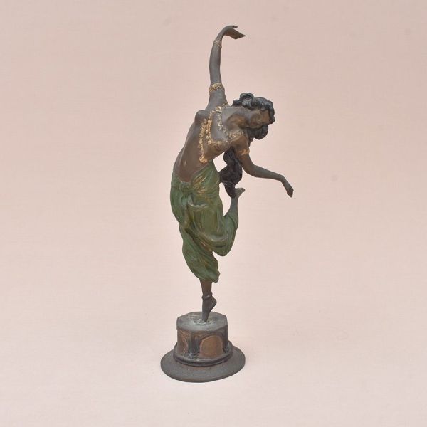Escultura de bronze patinado cerca de 1900 representando uma dançarina. Alt. 45 cm.