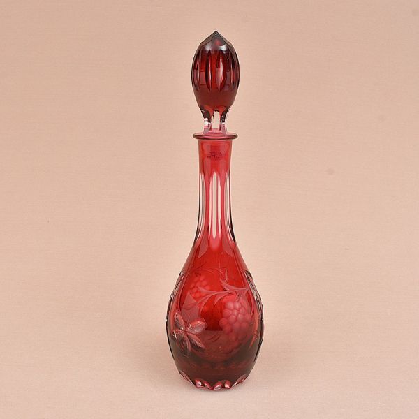 Licoreira europeia de cristal overlay na cor rubi lapidado com flores. Alt. 36 cm.