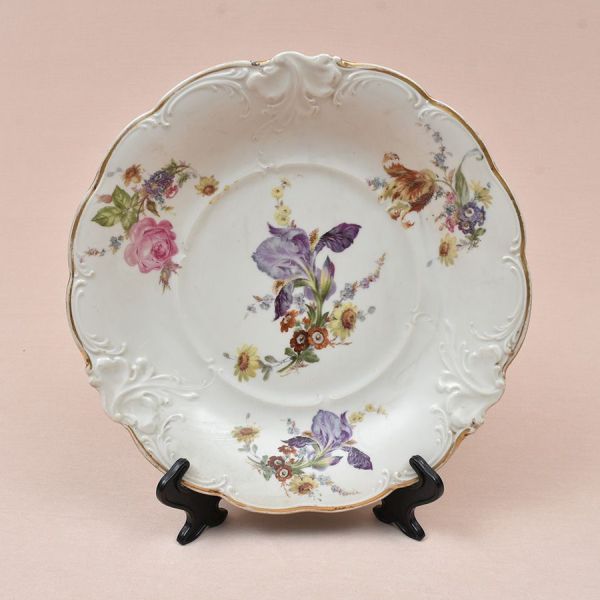 Grande prato de porcelana ale mã KPM, decoração floral em policromia. Diam. 31 cm.