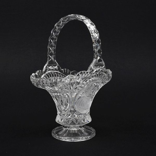 Cesta de grosso cristal europeu lapidado com figura de dama e flores. Alt. 30 cm.