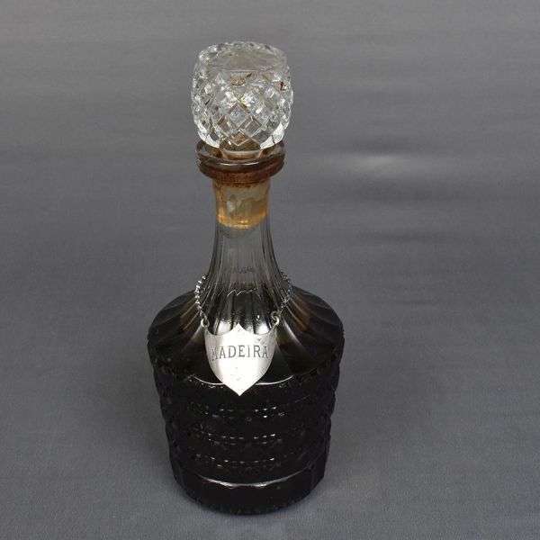 Licoreira de cristal translúcido lapidado. Plaqueta em prata de lei. Alt. 28 cm.